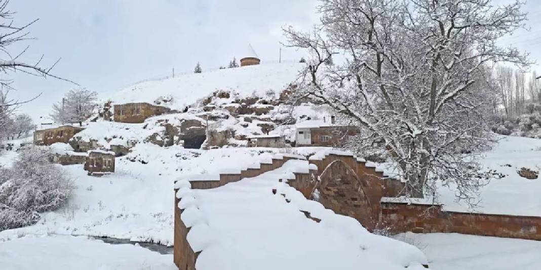 1000 yıllık geçmiş beyaz örtüyle kaplandı! ‘Anadolu’nun Orhun Abideleri’: 8 bini aşkın mezar taşı görsel şölen sundu 1